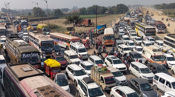 Heavy rain in Bihar causes a 65-km traffic jam on the Delhi-Kolkata highway, leaving travelers stranded for four days.
