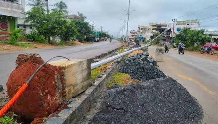 Dammapeta central lighting pole collapse exposes construction flaws, poor quality, alarming local residents.
