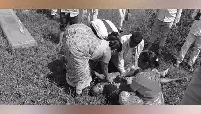 A waterman named Tummala Ramesh died of electric shock in Gambhiraopet, Sircilla district. Family demands compensation and a job.