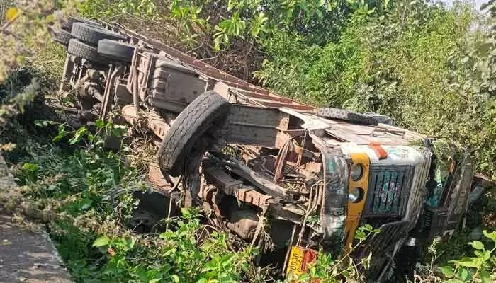 A chicken-manure truck overturned near Kalikota village on the Hyderabad–Korutla route. The driver escaped safely; police are investigating.