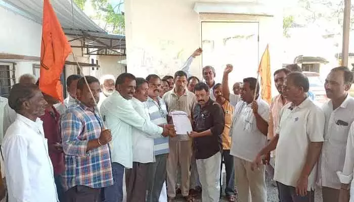 Kisan Sangh submitted a petition demanding cotton purchase, compensation, and bonus for farmers.