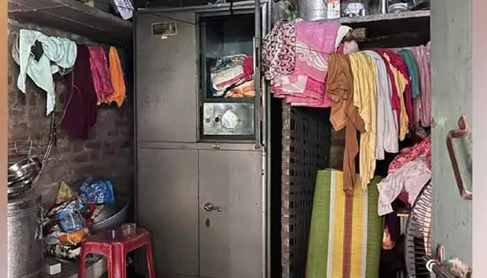 In Kesamudram, thieves broke into locked homes, stealing gold, silver, and cash. Police have registered cases and are investigating the incidents.