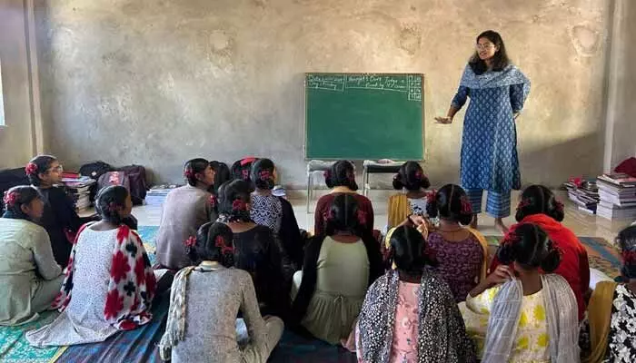 Trainee Collector Pratibha Shekhar visited Nyalkal KG School, taught students as a teacher, and ensured quality meals for them.