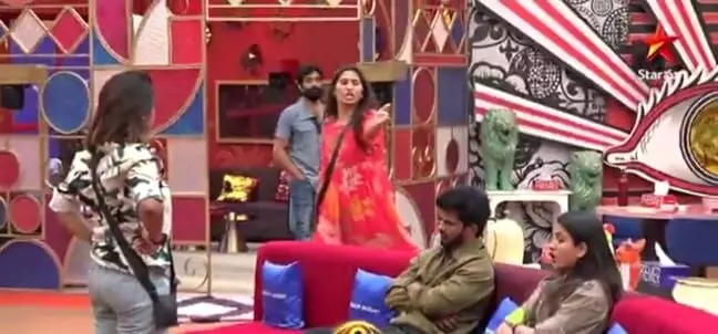 Bigg Boss 9 contestants reveal weaknesses and strengths. Tanusha-Divya clash heats up during captaincy task as players focus on solo game.