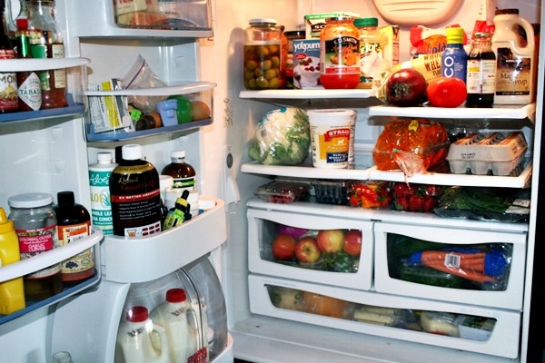 Storing some foods in fridge can be harmful. Keep dry fruits, oils, bread in glass jars instead of the fridge.