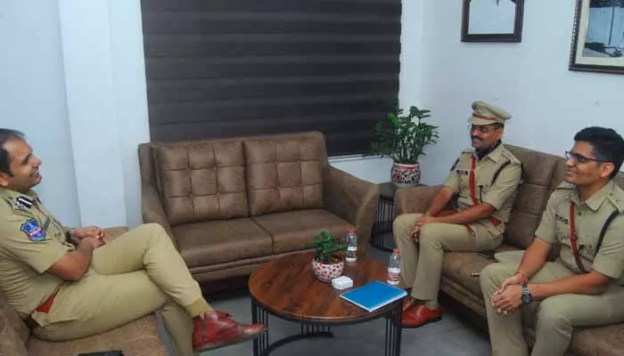 Mulugu SP Sudheer Ramanath Kekan met Warangal Commissioner Sanpreet Singh to discuss policing coordination and Medaram Jatara security plans.